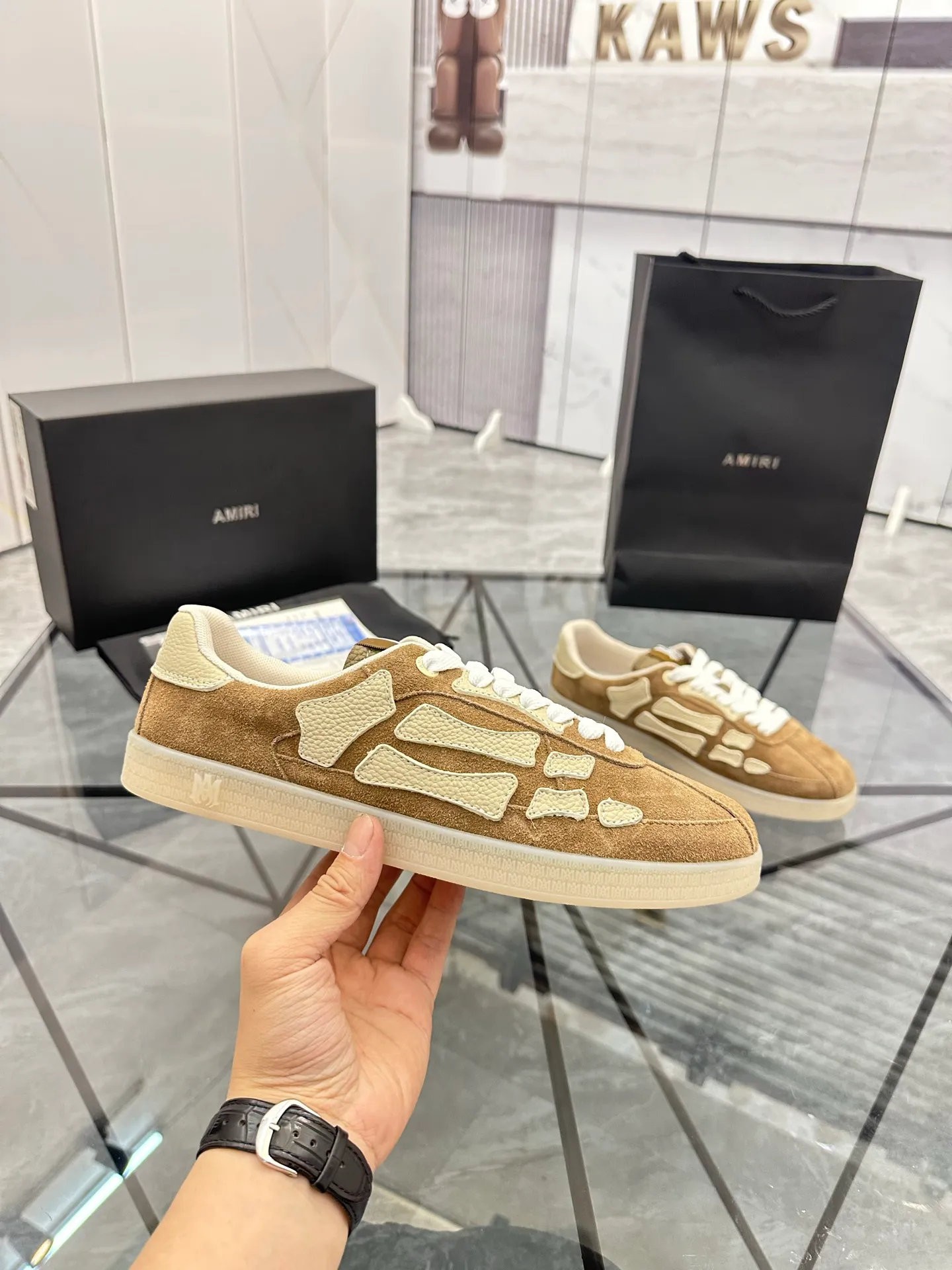 Men's shoes: 💰P600¥ Top quality in Guangzhou Product trademark: AMIRI* "Amir*" low-top casual shoes Regular size: 39-44 (can be customized to 45) Product material: Upper imported first-layer cowhide spliced ​​nubuck leather, breathable lining, original outsole. Number: 525